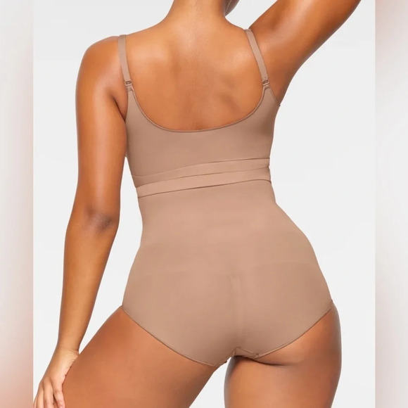 SKIMS Everyday Sculpt HIGH-WAISTED BRIEF in Sienna - Picture 3 of 6